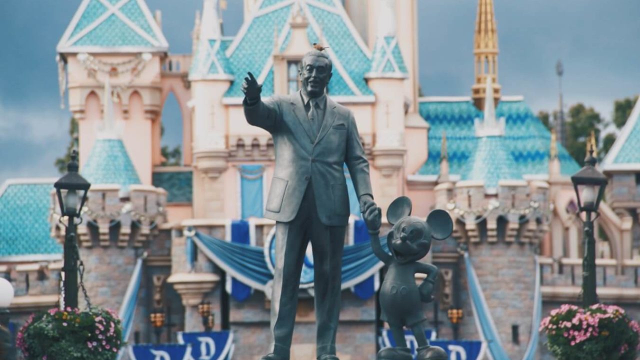 ウォルト・ディズニーとミッキーマウスの銅像